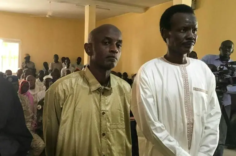 Deux responsables d'un groupe rebelle tchadien, Ahmat Yacoub Adam (droite) et Hassan Boulmaye, devant le tribunal à N'Djamena le 6 juin 2019 © AFP/Djimet WICHE