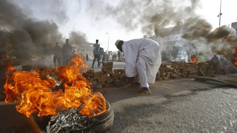 Des manifestants soudanais devant le siège de l'armée à Khartoum, le 3 juin 2019, au Soudan (image d'illustration). © DR