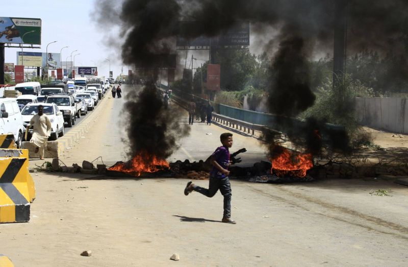 Des manifestants ont bloqué des routes et incendié des pneus pour protester contre les violences, le 13 mai 2019 à Khartoum, AFP / EBRAHIM HAMID