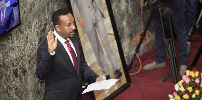 Le nouveau premier ministre éthiopien, Abiy Ahmed, prête serment devant le Parlement, le 2 avril 2018, à Addis-Abeba. ZACHARIAS ABUBEKER / AFP