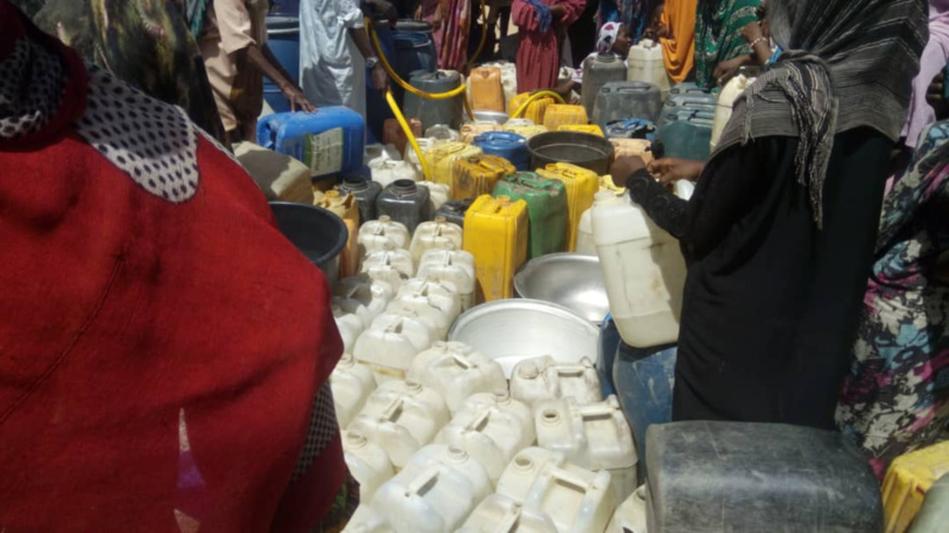 Des familles attendent le remplissage gratuit de bidons d'eau à Abéché. © Alwihda Info Des familles attendent le remplissage gratuit de bidons d'eau à Abéché. © Alwihda Info