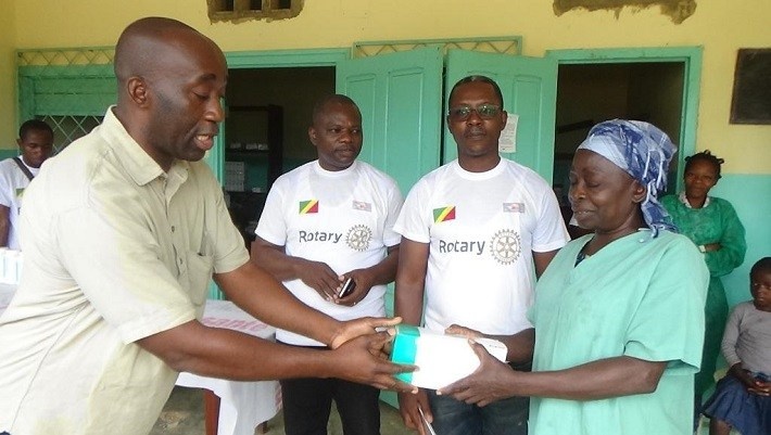 Les membres du Rotary distribuant les médicaments.