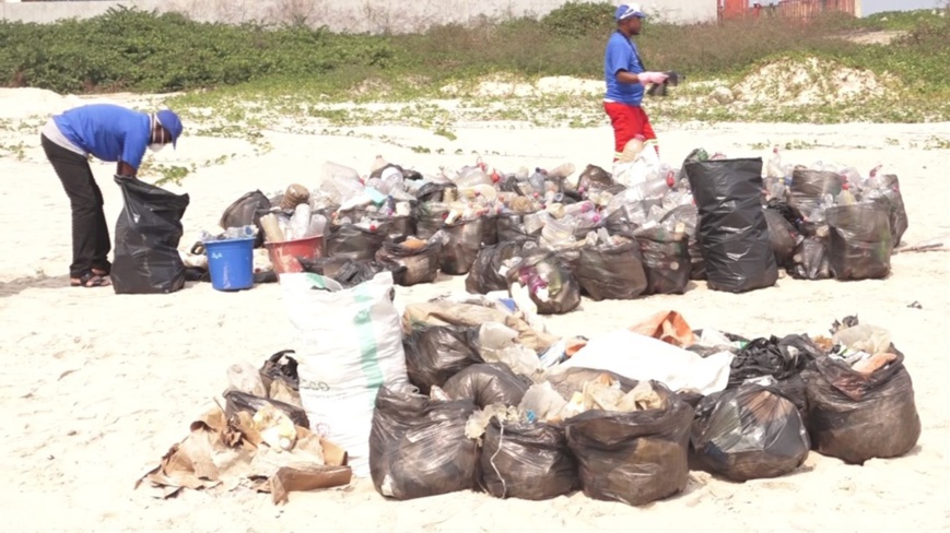 Opération ramassage et tri des ordures. Opération ramassage et tri des ordures.