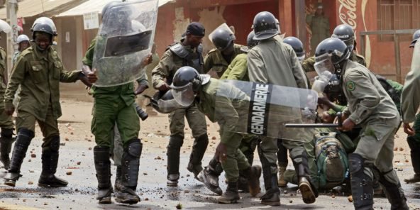 Des policiers interviennent à Conakry lors d'une manifestation de l'UFDG, en avril 2015 (photo d'illustration). © Youssouf Bah/AP/SIPA