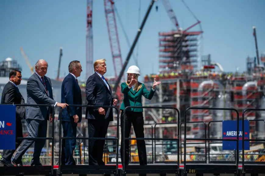 Le président Trump visite une installation d’exportation de gaz naturel liquéfié à Cameron, en Louisiane, le 14 mai. (© Evan Vucci/AP Images)