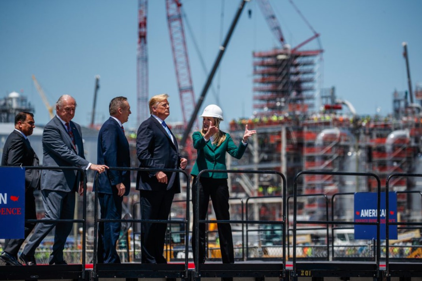 Le président Trump visite une installation d’exportation de gaz naturel liquéfié à Cameron, en Louisiane, le 14 mai. (© Evan Vucci/AP Images)