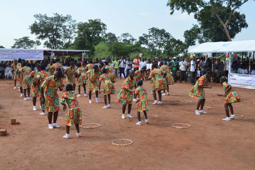 Animation par des majorettes réfugiées de la RD Congo. © A-J.M