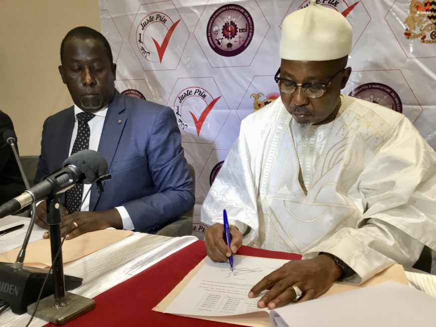 Tchad : le ministre Ahmat Bachir signe l'arrêté fixant les prix des aliments, le 22 juin 2019 à N'Djamena. © Alwihda Info Tchad : le ministre Ahmat Bachir signe l'arrêté fixant les prix des aliments, le 22 juin 2019 à N'Djamena. © Alwihda Info
