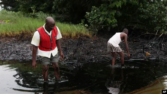 En 2010, une fuite de pétrole de la société Shell avait touché le Nigeria. (AP Photo/Sunday Alamba, FILE)