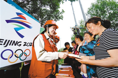 Staffs are explaining policies on the replacement of coal with electricity to villagers at Dongwuliying village of Yanqing district. As one of the three major host sites for the 2022 Beijing Winter Olympics, Yanqing is taking multiple measures to promote clean energy so as to lower the PM2.5 concentration. (Photo: He Yong/People’s Daily)