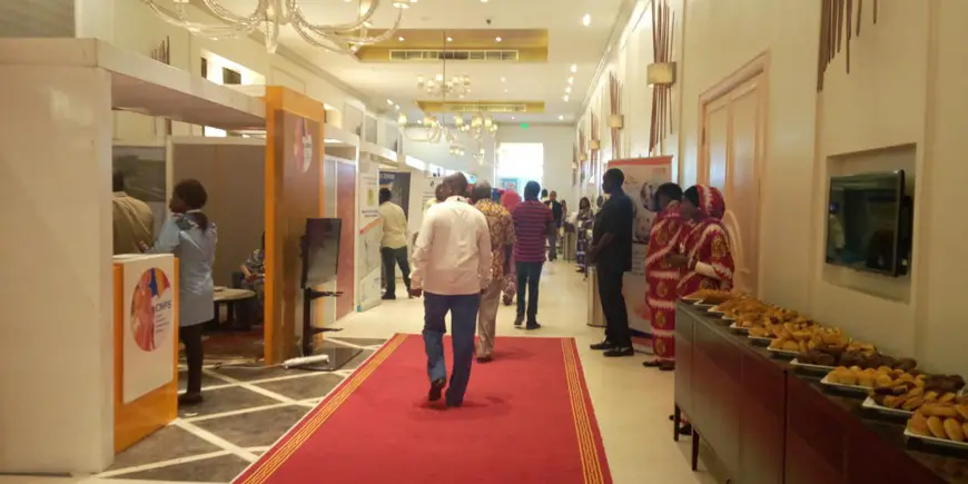 Le hall du Hilton Hôtel à N'Djamena, où sont exposés les stands d'opérateurs économiques, le 26 juin 2019. © DR/I.C.