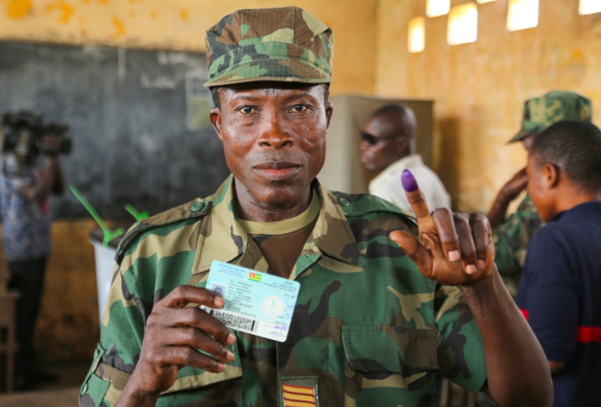 Un militaire togolais dans un bureau de vote. © DR Un militaire togolais dans un bureau de vote. © DR