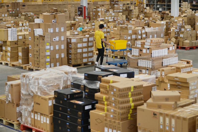 On June 15th, 2019, with the approach of the “618” e-commerce promotion, Jiangsu Nanjing Yuhua Logistics Base has prepared over 20 million stocks, including 3C home appliances, as well as maternal and child, department stores, and fresh food commodity. (Photo by Fang Dongxu from People’s Daily Online)