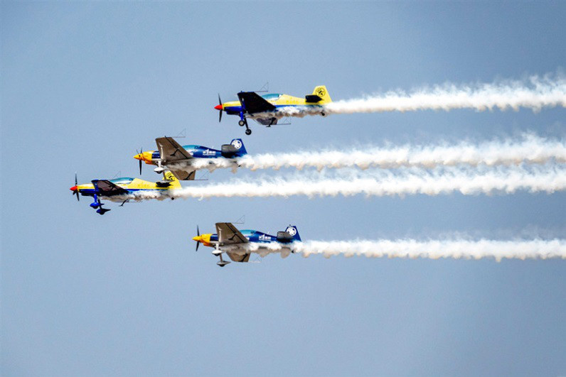 On June 3, 2019, Anyang, Henan Province, at the opening ceremony of the 11th Anyang Aviation Sports Culture and Tourism Festival, the aircraft competed with the automobile and motorcycle racing. (Photo by Wang Zirui from People’s Daily Online)