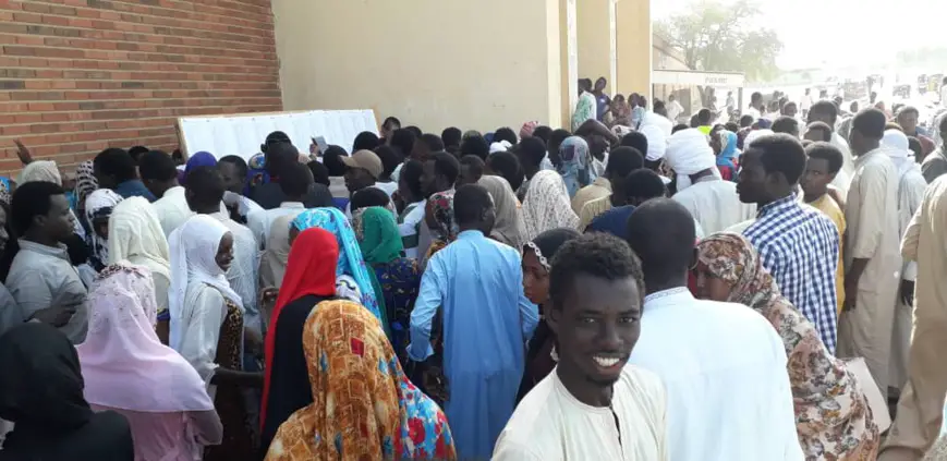 Tchad : les candidat au baccalauréat s'amassent devant les listes de l'ONECS. © Alwihda Info