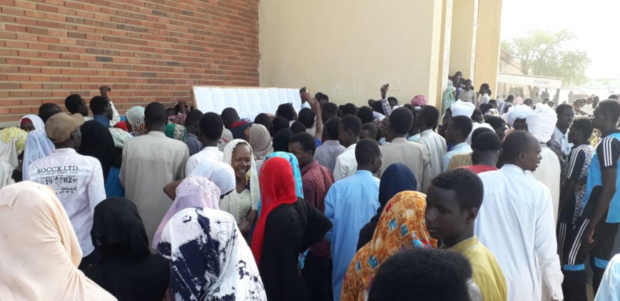 Des candidats au baccalauréat consultent les listes de l'ONECS, dimanche 30 juin 2019 au Lycée Franco-Arabe d'Abéché. © Alwihda Info/D.H.