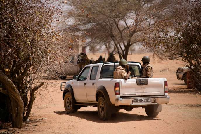 Lors d’une opération de recherches de groupes armés terroristes, dans le nord du Burkina Faso, à la frontière avec le Mali, le 6 mars 2016. © Sophie Garcia/Hans Lucas