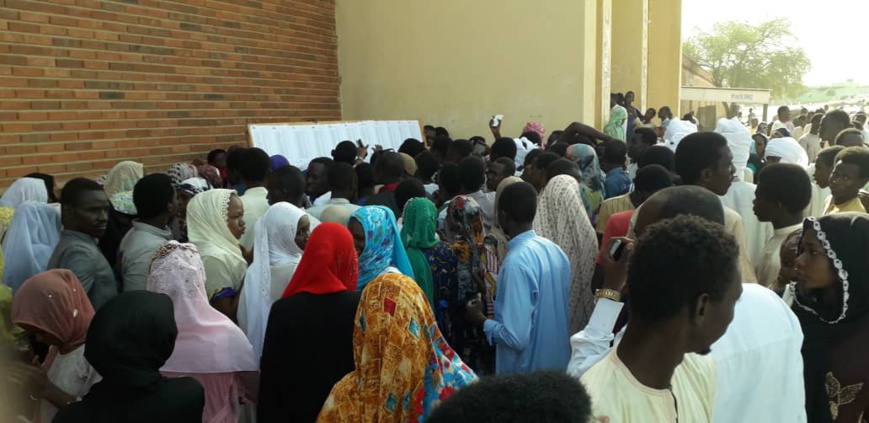 Des candidats au baccalauréat consultent les listes de l'ONECS au Lycée Franco-Arabe d'Abéché, dimanche 30 juin 2019. © Alwihda Info