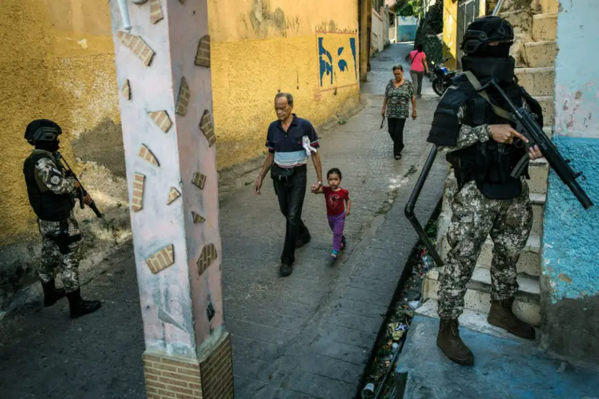 Des membres des Forces d’action spéciales, un groupe élite de la police nationale vénézuélienne, patrouillent une rue de Caracas, en janvier 2019. (© Rodrigo Abd/AP Images)