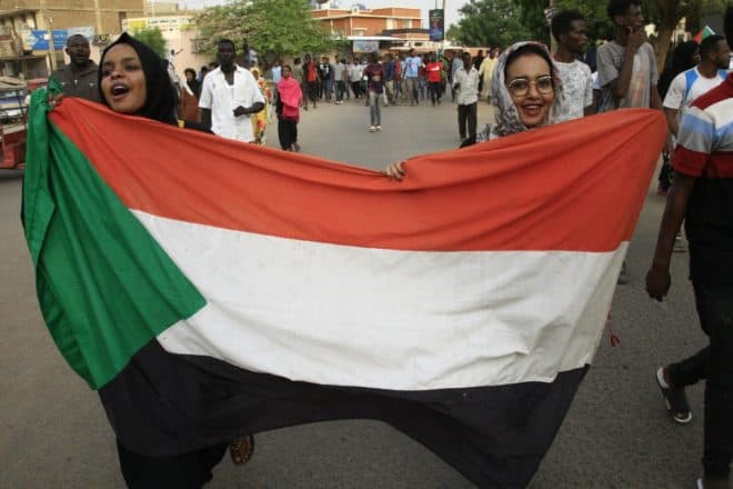 Des manifestantes brandissent le drapeau soudanais, à Khartoum, le 30 juin 2019© AFP/Archives Ebrahim Hamid