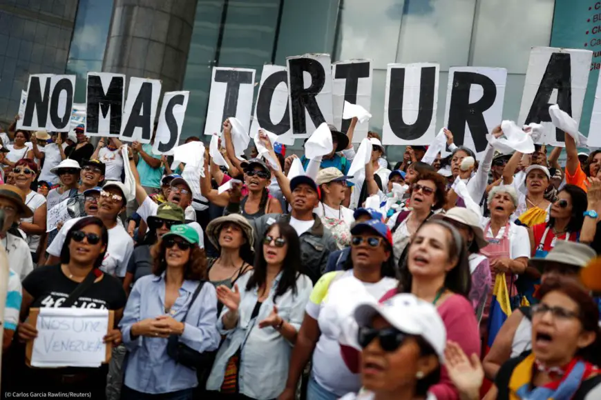 Le 5 juillet, des manifestants brandissent des pancartes qui forment le message « Fin à la torture » lors d’un rassemblement contre Nicolas Maduro et ses acolytes à Caracas, au Venezuela. (© Carlos Garcia Rawlins/Reuters)