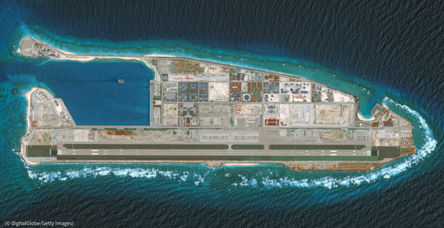 Le récif de Fiery Cross, situé dans les îles Spratly en mer de Chine méridionale, est l’un des nombreux récifs construits et militarisés par la Chine. (© DigitalGlobe/Getty Images)