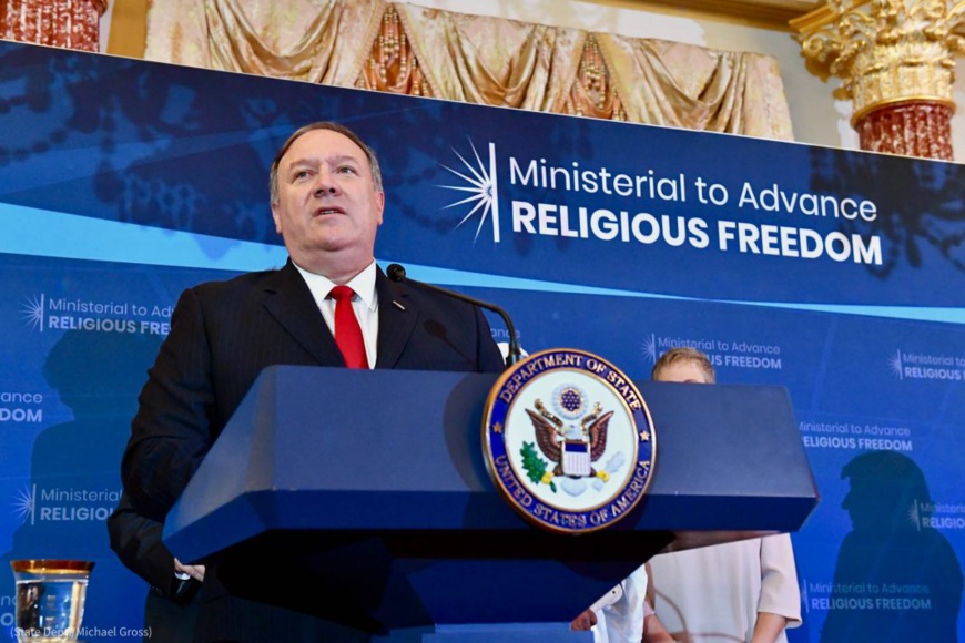 Le secrétaire d’État, Mike Pompeo, rend hommage aux lauréats de la première édition de remise des prix de la liberté religieuse dans le monde. (Département d’État/Michael Gross)