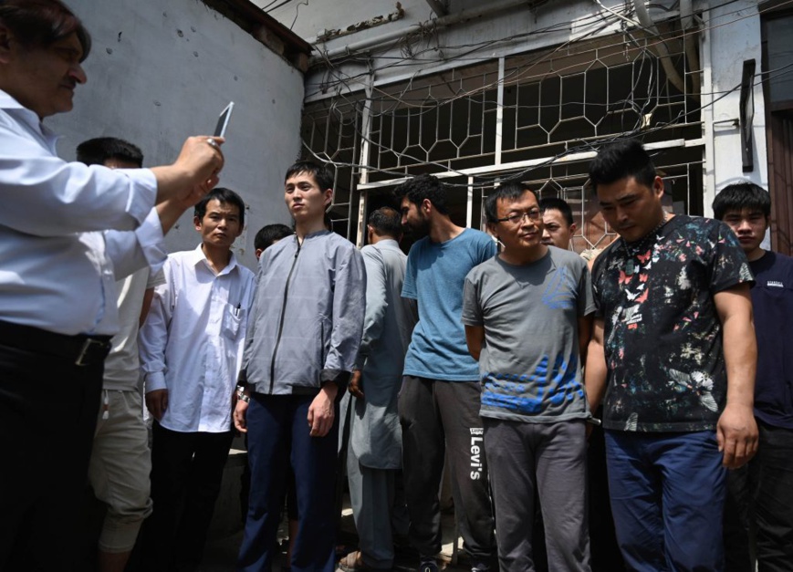 Les membres d’un gang de trafiquants accusés d’avoir usé de subterfuges pour pousser des femmes au mariage et à l’esclavage en Chine. Photo prise à Islamabad au Pakistan, le 9 mai 2019 (© B.K. Bangash/AP Images)