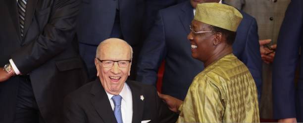 L'ex-président tunisien Beji Caid Essebsi et le président tchadien Idriss Deby lors d'une photo de famille. © Getty Images