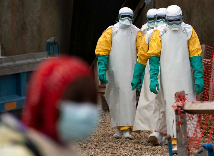 Du personnel médical d’un centre de traitement d’Ebola, à Béni (RDC), le 16 juillet. JEROME DELAY / AP