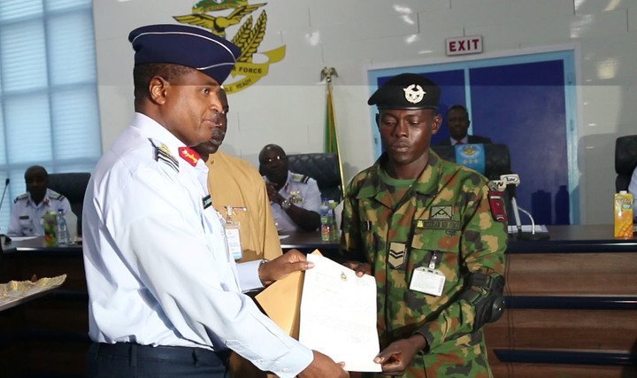 Nigeria : un soldat décoré après avoir trouvé et rendu un sac contenant 24 millions. © Olubiyo Samuel/Legit.ng Nigeria : un soldat décoré après avoir trouvé et rendu un sac contenant 24 millions. © Olubiyo Samuel/Legit.ng
