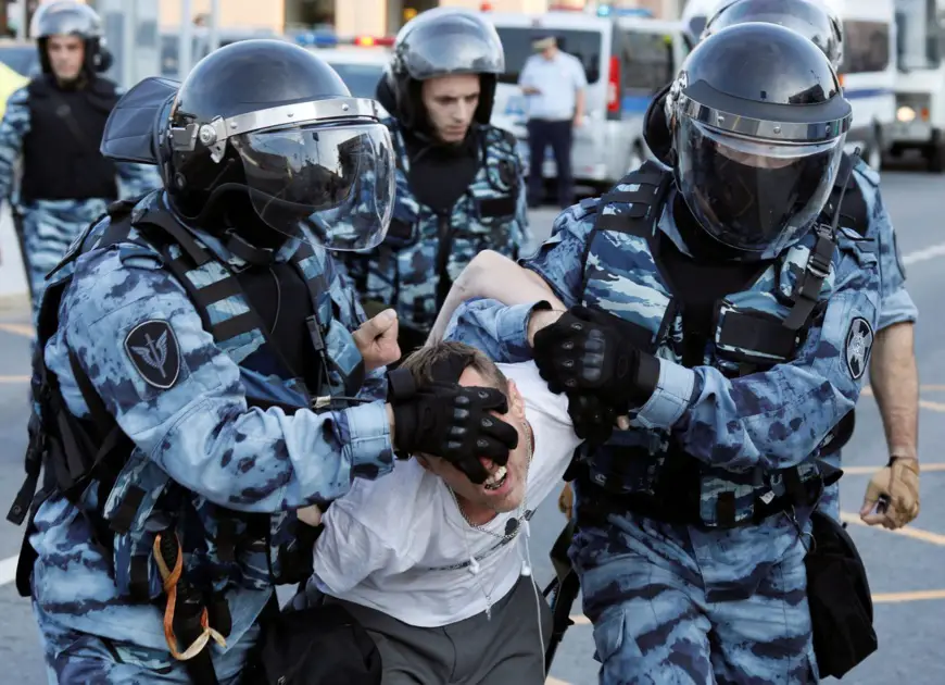 Des membres des forces de l'ordre arrêtent un participant à un rassemblement appelant les candidats de l'opposition à s'inscrire à la Douma de Moscou, le parlement régional de la capitale, à Moscou (Russie) le 27 juillet 2019. REUTERS / Chamil Zhumatov (Chamil Zhumatov / Reuters)