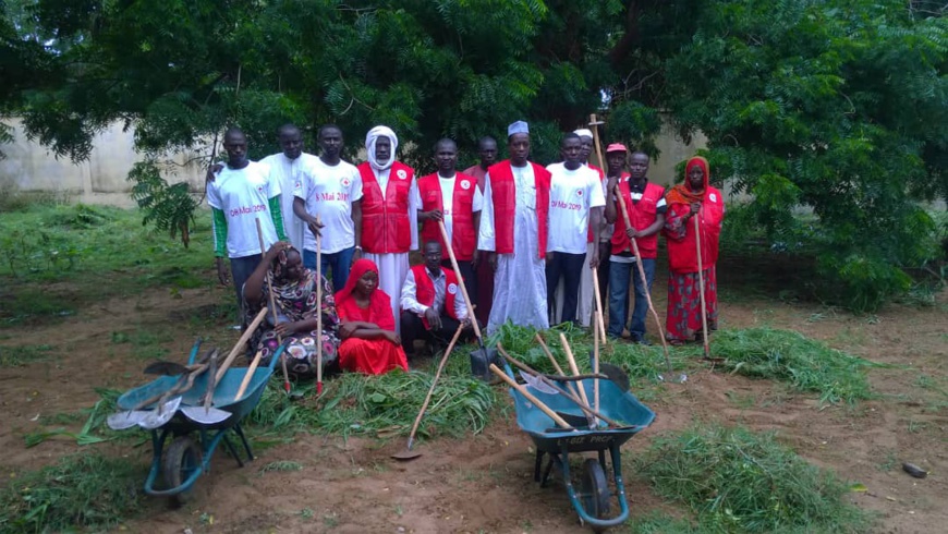 Tchad : au Sila, les volontaires se mobilisent pour la salubrité. © Alwihda Info Tchad : au Sila, les volontaires se mobilisent pour la salubrité. © Alwihda Info