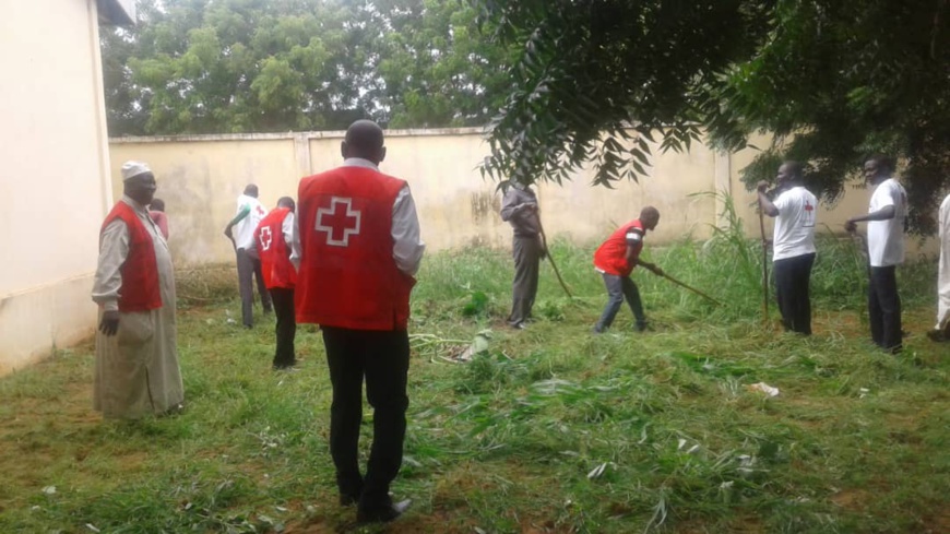 Tchad : au Sila, les volontaires se mobilisent pour la salubrité. © Alwihda Info Tchad : au Sila, les volontaires se mobilisent pour la salubrité. © Alwihda Info