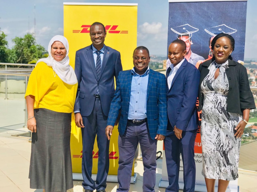 De gauche à droite: Fatma Abubakar, responsable pays, DHL Express Ouganda; Paul Erongot, responsable pays, DHL Global Forwarding Ouganda; Zachary Mukwaya, directeur général, Opérations pays Ouganda, DHL Supply Chain ; James Kassaga Arinaitwe, , fondateur et président-directeur général de Teach For Ouganda; Sheila Kangwagye, membre du conseil, Teach for Uganda.