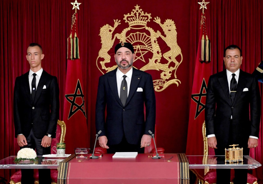 Mohammed VI lors de son dernier discours à la Nation, le 30 juillet dernier. À gauche, son fils Hassan III et à droite son frère, le prince Moulay Rachid. © HANDOUT/AFP