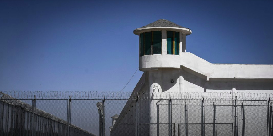 Cet avant-poste situé au Xinjiang garde l’entrée de l’un des camps présumés dans lequel le Parti communiste chinois détient des membres de minorités musulmanes (© Greg Baker/AFP/Getty Images) Cet avant-poste situé au Xinjiang garde l’entrée de l’un des camps présumés dans lequel le Parti communiste chinois détient des membres de minorités musulmanes (© Greg Baker/AFP/Getty Images)