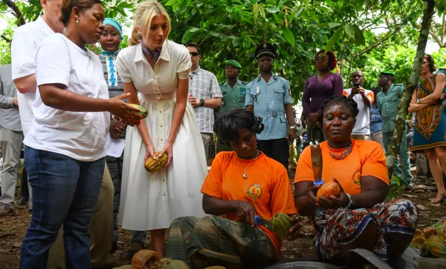 Ivanka Trump (au centre, en robe blanche), la conseillère à la Maison Blanche, fait la rencontre de femmes en Côte d’Ivoire, en 2019. Ce pays fait partie des 22 bénéficiaires d’un programme de développement pour les femmes. (© Jacquelyn Martin/AP Images)