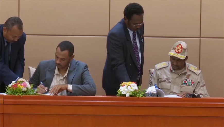 Signature d'un accord de sortie de crise à Khartoum entre les protagonistes, le 4 août 2019. © DR/AJ