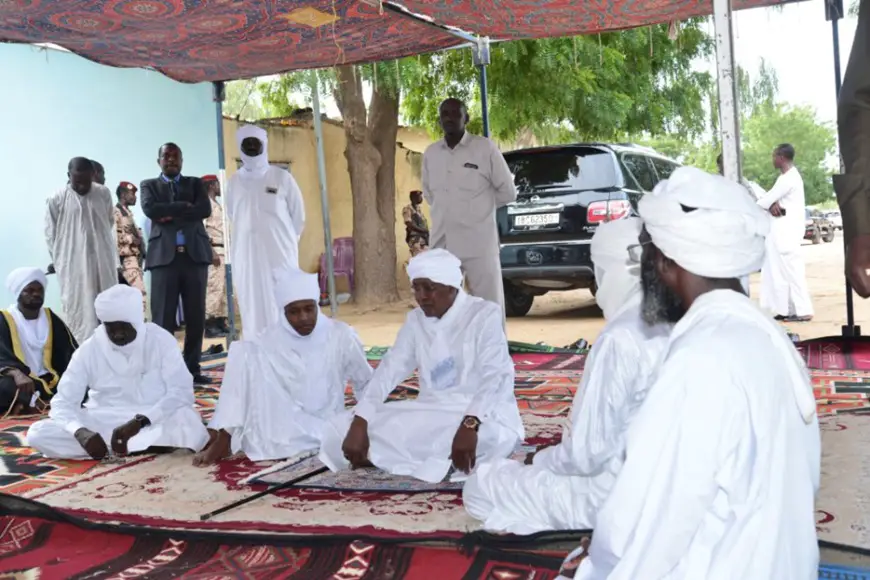 Tchad : le président Déby rend hommage au sultan Ali Abdoulaye Sabre. © Dgcompr