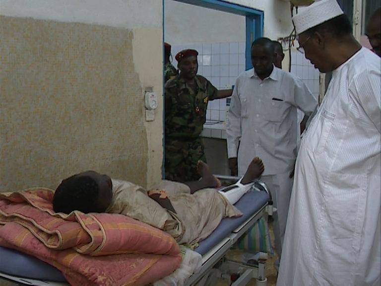 Tchad : le président Idriss Déby sous le choc après une descente en pleine nuit dans un hôpital. © PR Tchad : le président Idriss Déby sous le choc après une descente en pleine nuit dans un hôpital. © PR