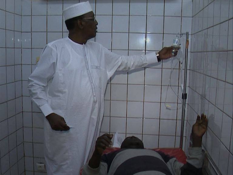 Tchad : le président Idriss Déby sous le choc après une descente en pleine nuit dans un hôpital. © PR Tchad : le président Idriss Déby sous le choc après une descente en pleine nuit dans un hôpital. © PR