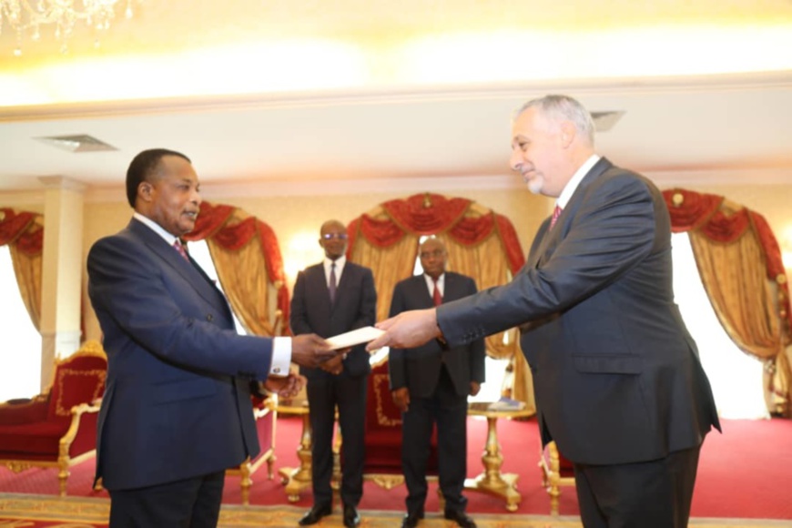 François Barateau présentant ses lettres de créance. François Barateau présentant ses lettres de créance.