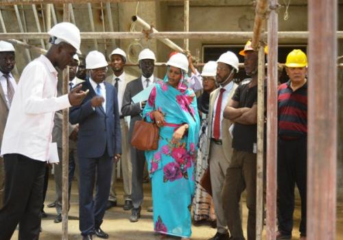 Tchad : la construction de l'Hôtel Toumaï Palace vers la fin à N'Djamena. © PR