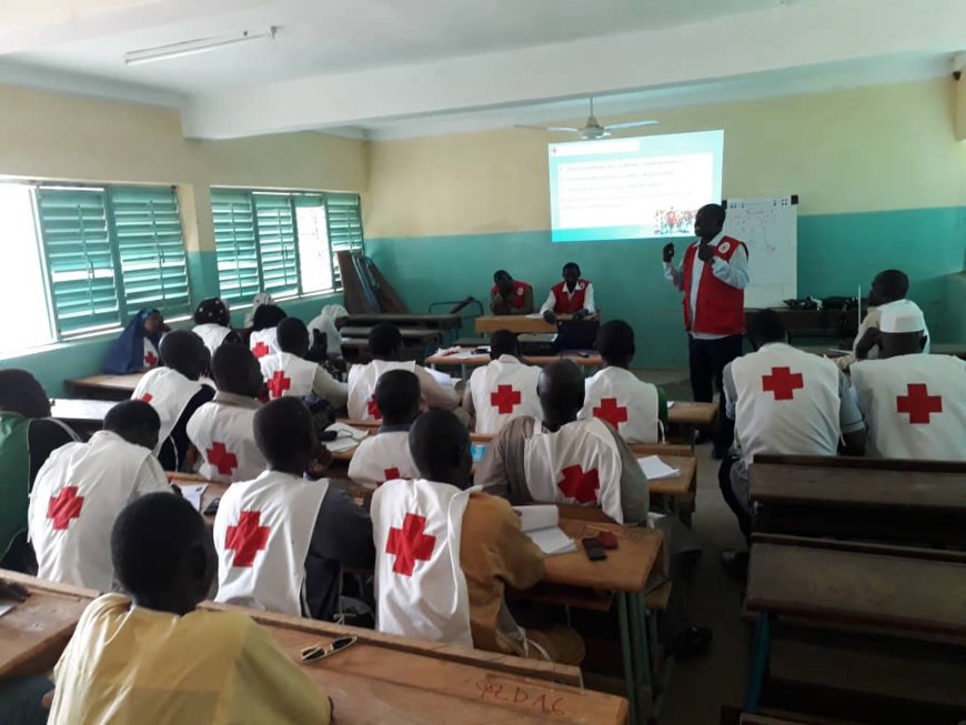 Tchad : les jeunes se forment en secourisme et aux premiers secours. © Alwihda Info Tchad : les jeunes se forment en secourisme et aux premiers secours. © Alwihda Info