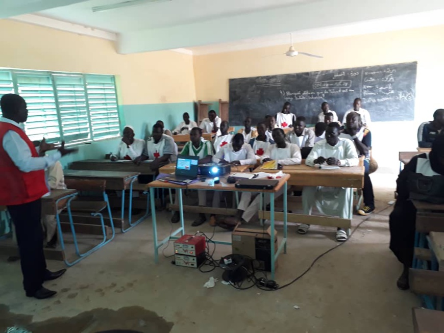 Tchad : les jeunes se forment en secourisme et aux premiers secours. © Alwihda Info Tchad : les jeunes se forment en secourisme et aux premiers secours. © Alwihda Info