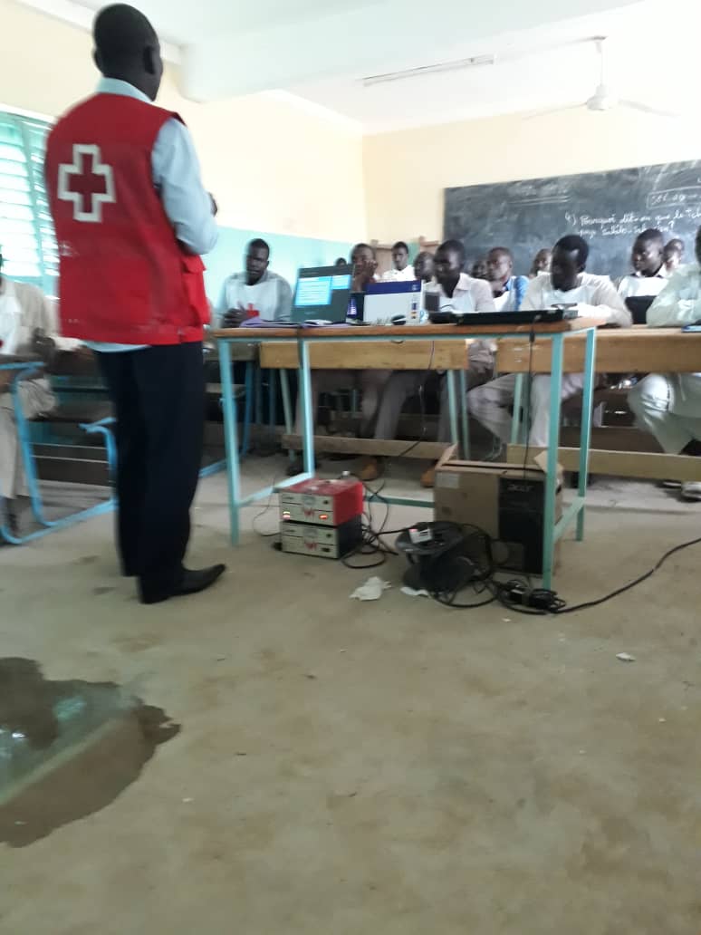 Tchad : les jeunes se forment en secourisme et aux premiers secours. © Alwihda Info Tchad : les jeunes se forment en secourisme et aux premiers secours. © Alwihda Info