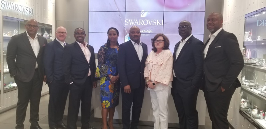 LA CARTE VERVE EST DESORMAIS INTERNATIONALE! G à D: Mitchell Elegbe, fondateur/président-directeur générale Interswitch Group, Joseph Hurley, premier vice-président, Services de paiement, Discover Financial Services, Francis Gbenga Shobo, directeur général adjoint, First Bank, Olubusola Osilaja, responsable de département, eBusiness, Access Bank, Martins Izuogbe, responsable de département, Opérations, Fidelity Bank, Diane Offereins, vice-présidente directrice, Services de paiement, Discover, Chuma Ezirim, dirigeant groupe, Commerces & E-Business, First Bank, et Mike Ogbalu III, président-directeur général divisionnaire, Verve, lors du lancement de la carte Verve Global , New York, lundi. LA CARTE VERVE EST DESORMAIS INTERNATIONALE! G à D: Mitchell Elegbe, fondateur/président-directeur générale Interswitch Group, Joseph Hurley, premier vice-président, Services de paiement, Discover Financial Services, Francis Gbenga Shobo, directeur général adjoint, First Bank, Olubusola Osilaja, responsable de département, eBusiness, Access Bank, Martins Izuogbe, responsable de département, Opérations, Fidelity Bank, Diane Offereins, vice-présidente directrice, Services de paiement, Discover, Chuma Ezirim, dirigeant groupe, Commerces & E-Business, First Bank, et Mike Ogbalu III, président-directeur général divisionnaire, Verve, lors du lancement de la carte Verve Global , New York, lundi.