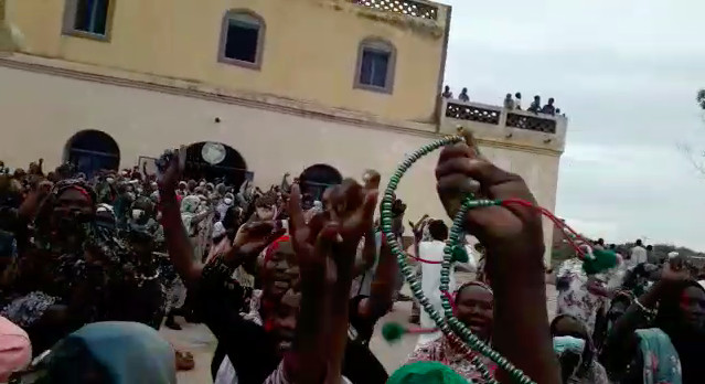 Tchad : nombreux manifestants à Abéché, l'armée ordonne l'évacuation du Sultanat. © Alwihda Info Tchad : nombreux manifestants à Abéché, l'armée ordonne l'évacuation du Sultanat. © Alwihda Info