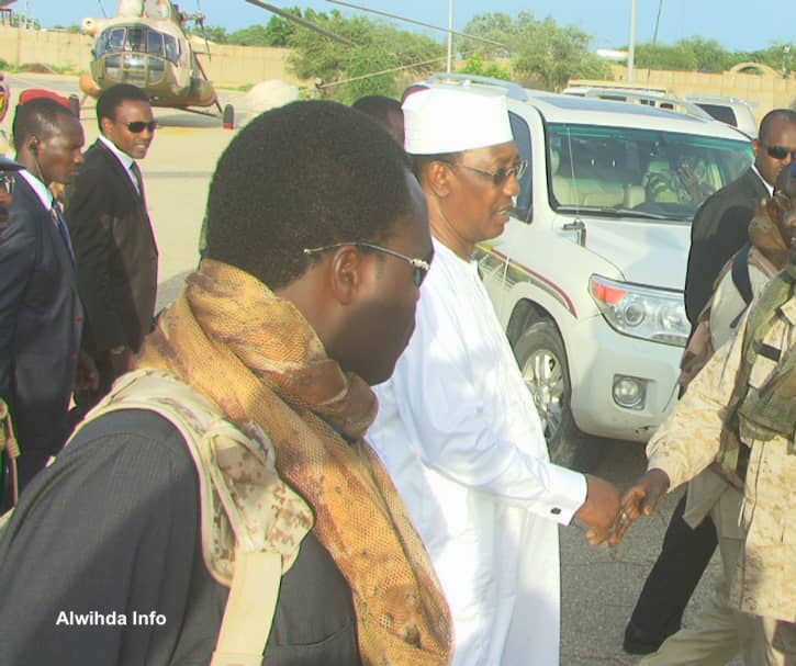 Le président Idriss Déby serre la mains d'officiers à l'aéroport D'Abéché, le 18 août 2019. © Alwihda Info